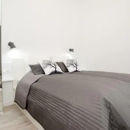 Towarowa Apartment *